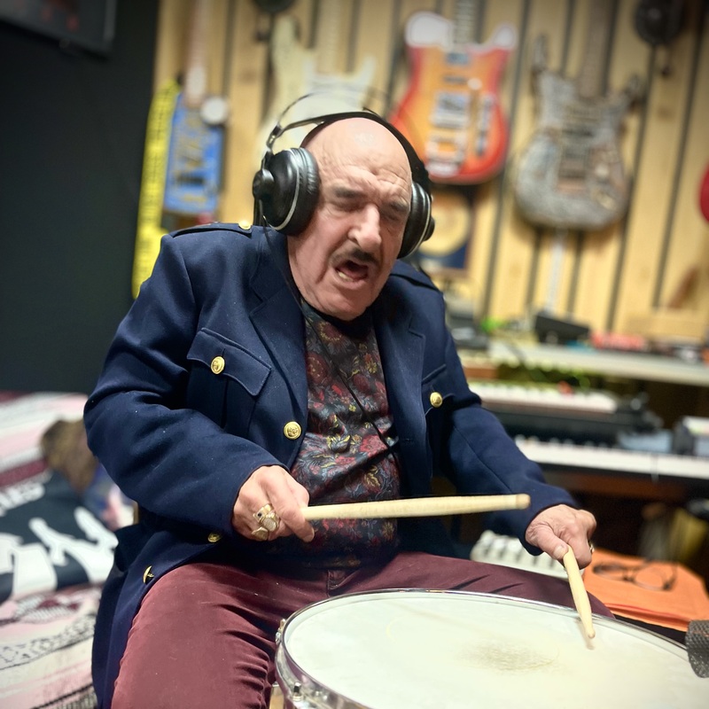 Remu Aaltonen äänittämässä virvelirumpua Aspen Ranch Studiolla Remu ja Dumari & Kaihon Karavaani: Ave Maria Con Amor -sinkulle (2024)