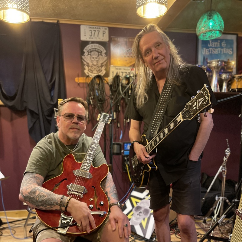 Neumann ja Jonttu demottamassa Dingo-biisiä Aspen Ranch Studiolla